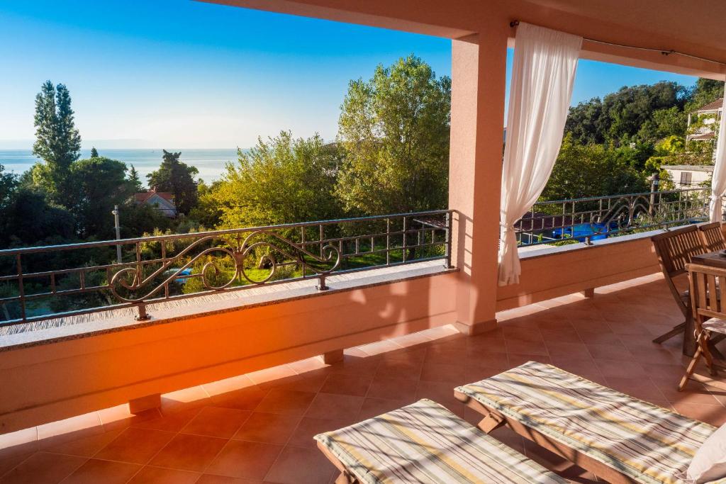 balcón con vistas al océano en Apartments Villa Kristina en Supetarska Draga