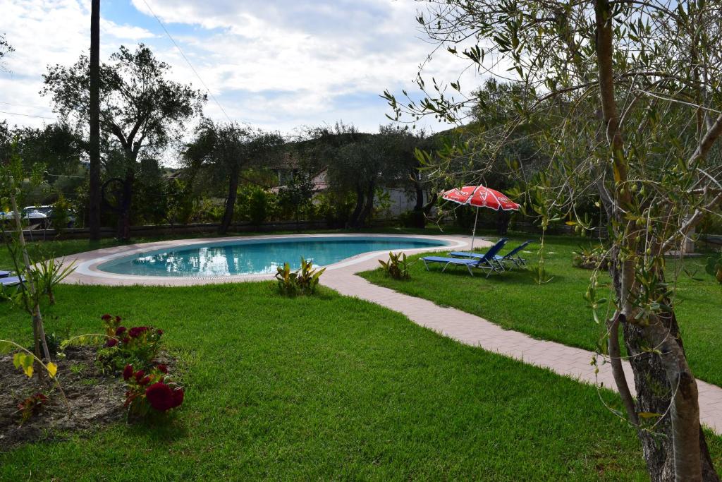 Bazén v ubytování Three Stars Luxury Villas nebo v jeho okolí
