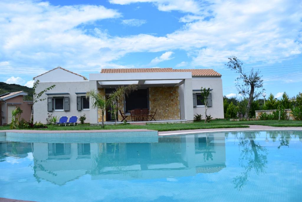 Bazén v ubytování Three Stars Luxury Villas nebo v jeho okolí