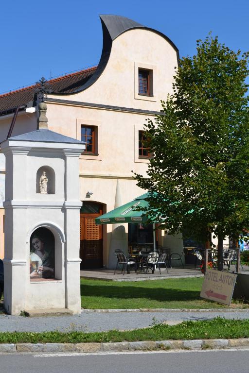 un edificio con una torre con una persona dentro en Hotel Antoň, en Telč