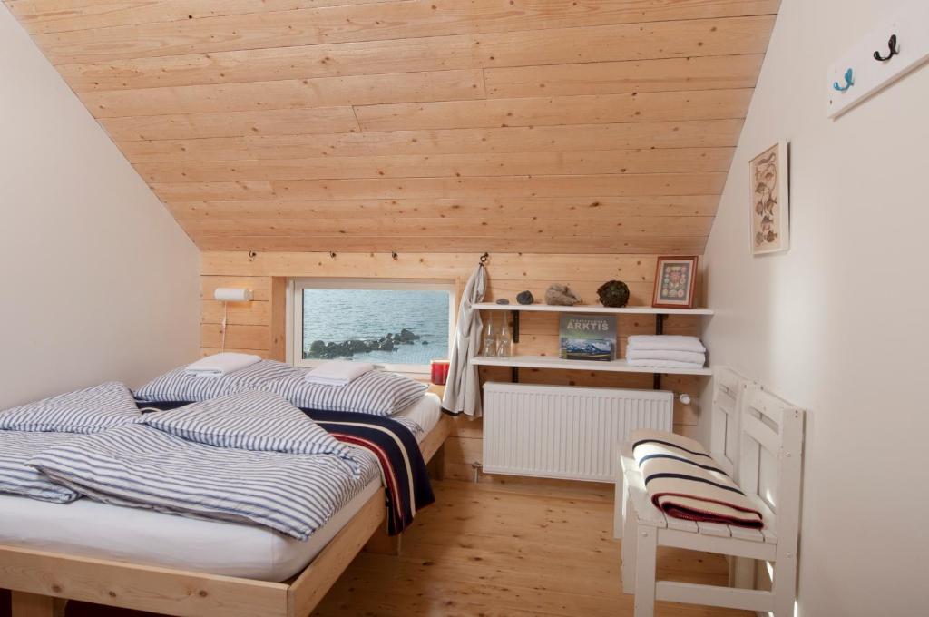 Rúm í herbergi á Tungulending Guesthouse