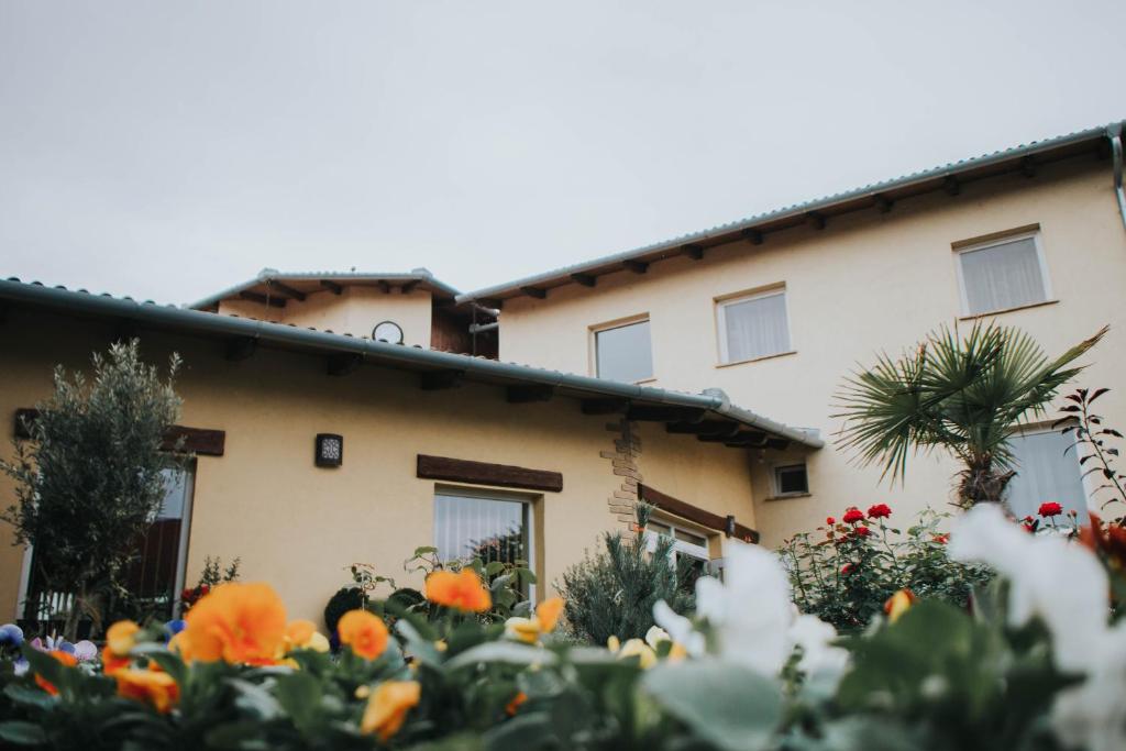 una casa con flores delante en SZÉP KERT VENDÉGHÁZ en Szekszárd