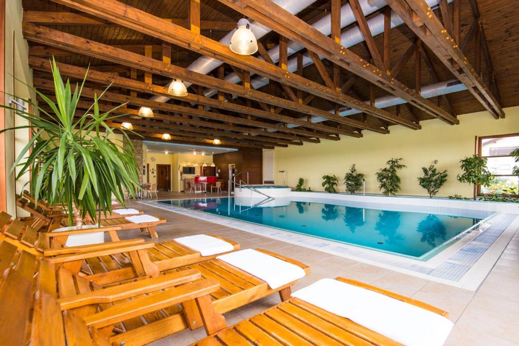 Bazén v ubytování Wellness Hotel Happy Star nebo v jeho okolí