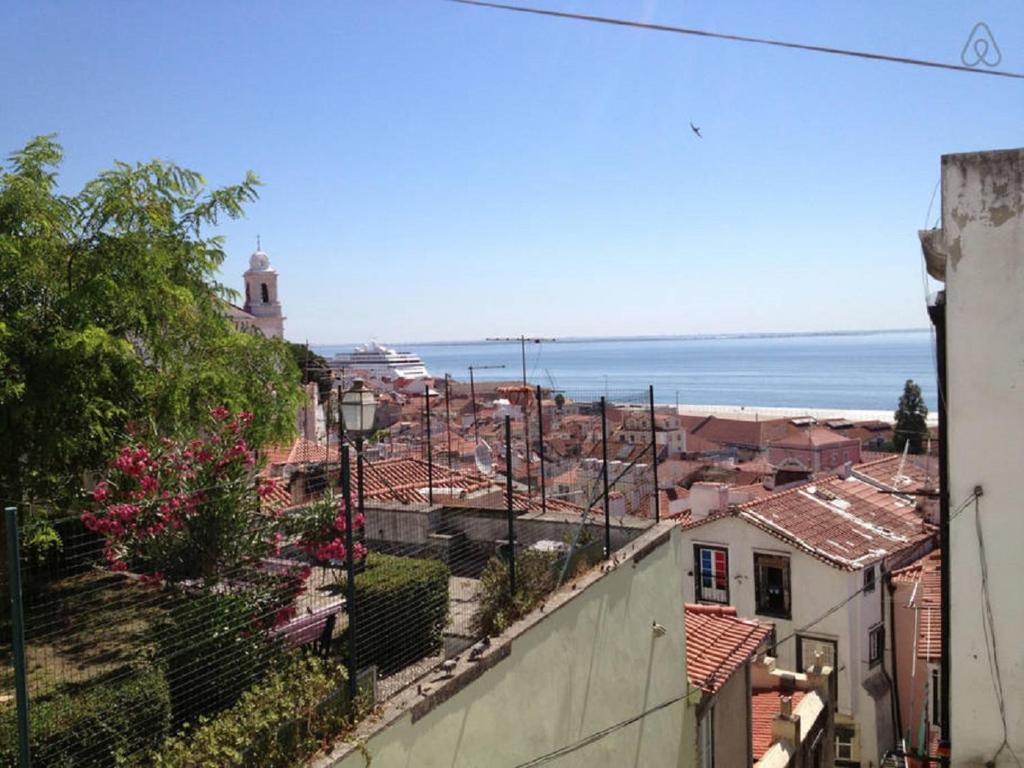 リスボンにあるCozy River View Alfama apartmentの海を背景にした市街の景色