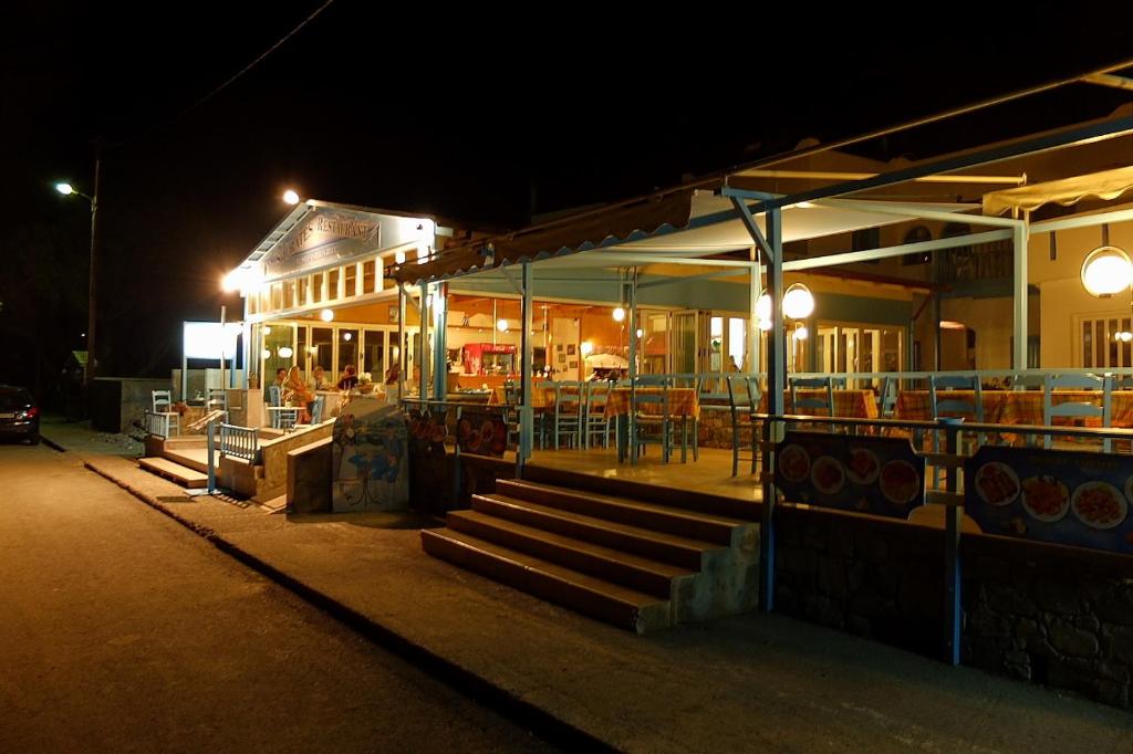 Zdjęcie z galerii obiektu Socrates Apartmens & Restaurant w mieście Milatos
