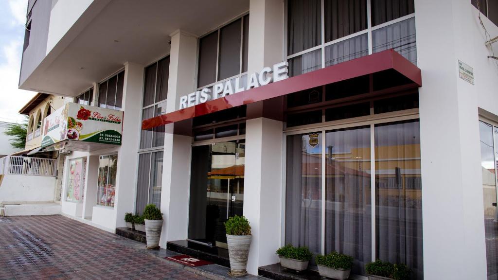 a building with a sign that reads gas palace at Reis Palace Hotel in Petrolina