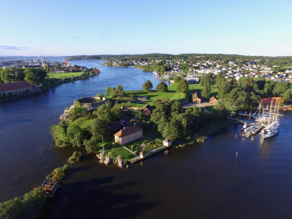 een eiland in het midden van een rivier met een boot bij Magasinet in Fredrikstad