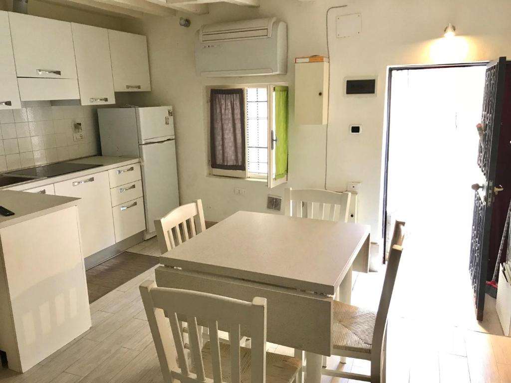 A kitchen or kitchenette at Santi Apostoli Apartment