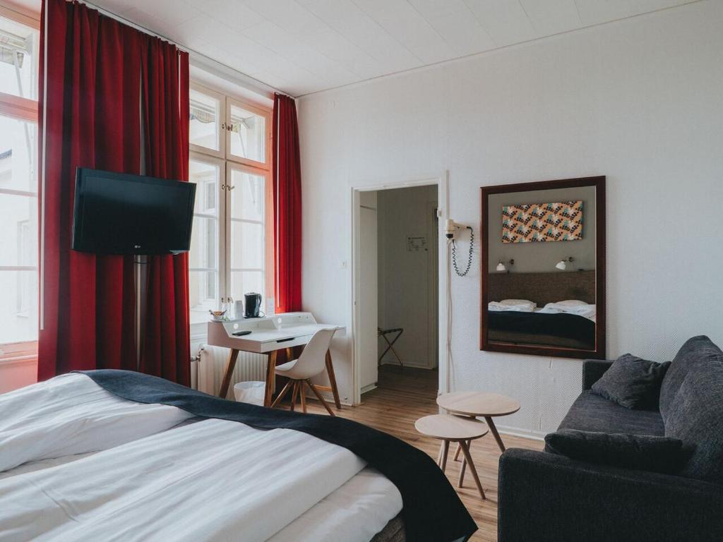 Postel nebo postele na pokoji v ubytování Arboga Stadshotell