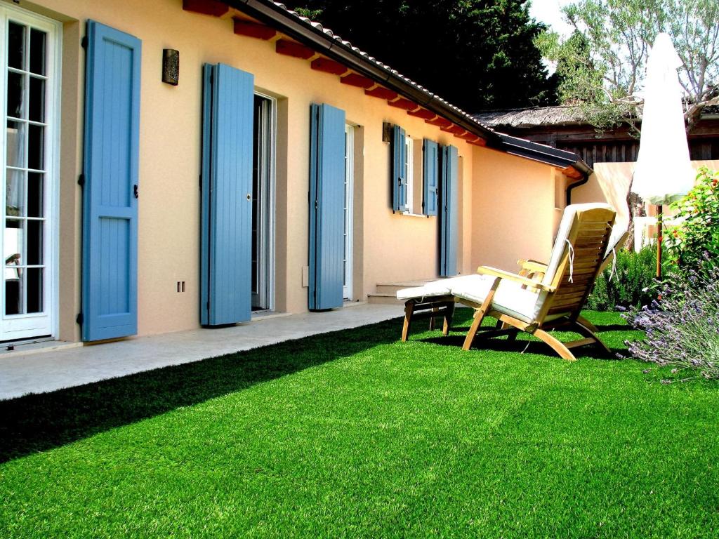 une cour avec un banc et une maison dans l'établissement Maison RR, à Saint-Tropez