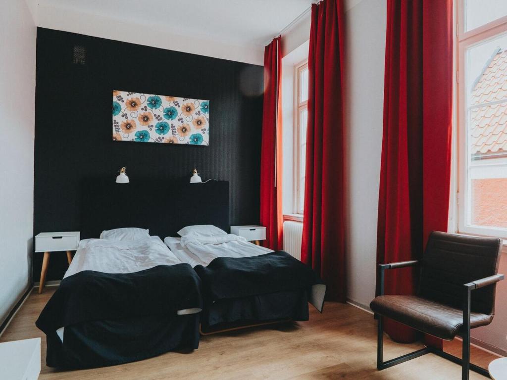 Postel nebo postele na pokoji v ubytování Arboga Stadshotell