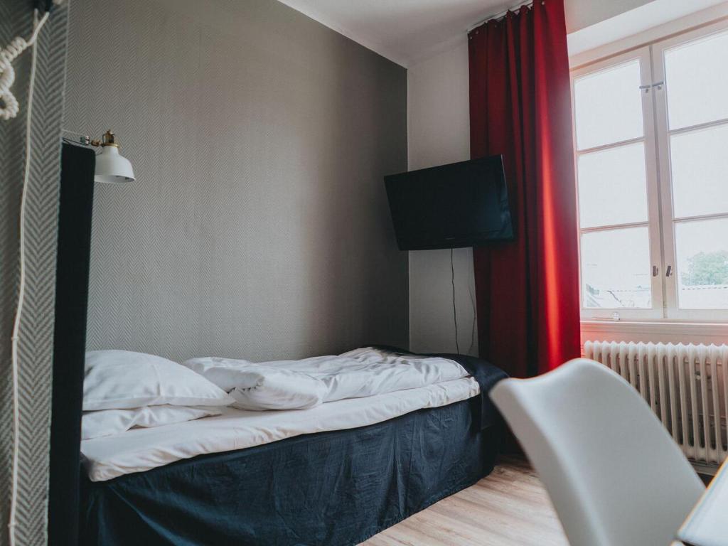 Postel nebo postele na pokoji v ubytování Arboga Stadshotell