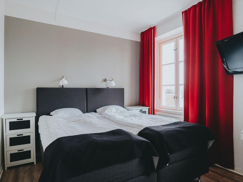 Postel nebo postele na pokoji v ubytování Arboga Stadshotell
