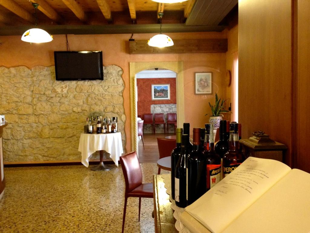 TV a/nebo společenská místnost v ubytování Albergo Isetta