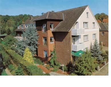 una vista aérea de una casa grande con patio en Pension Haus Wernemann, en Bad Rothenfelde