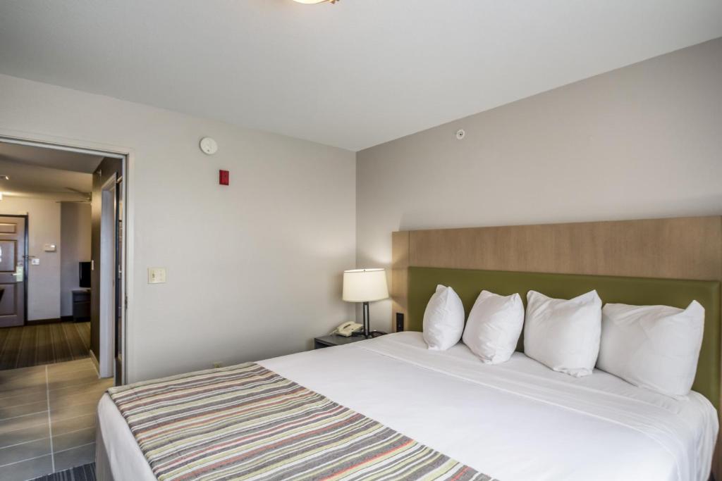 Country Inn & Suites by Radisson, Fond du Lac, WI - One-Bedroom King Suite With Sofa Bed - Non-Smoking