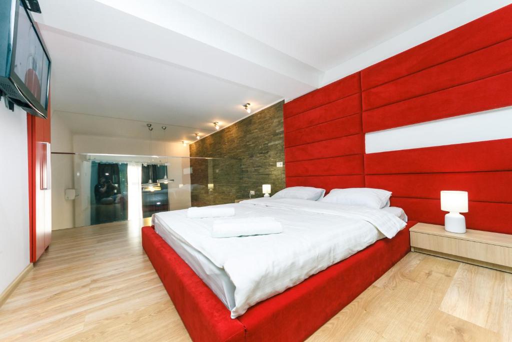 Tempat tidur dalam kamar di VIP Apartment at Horodetskoho 4