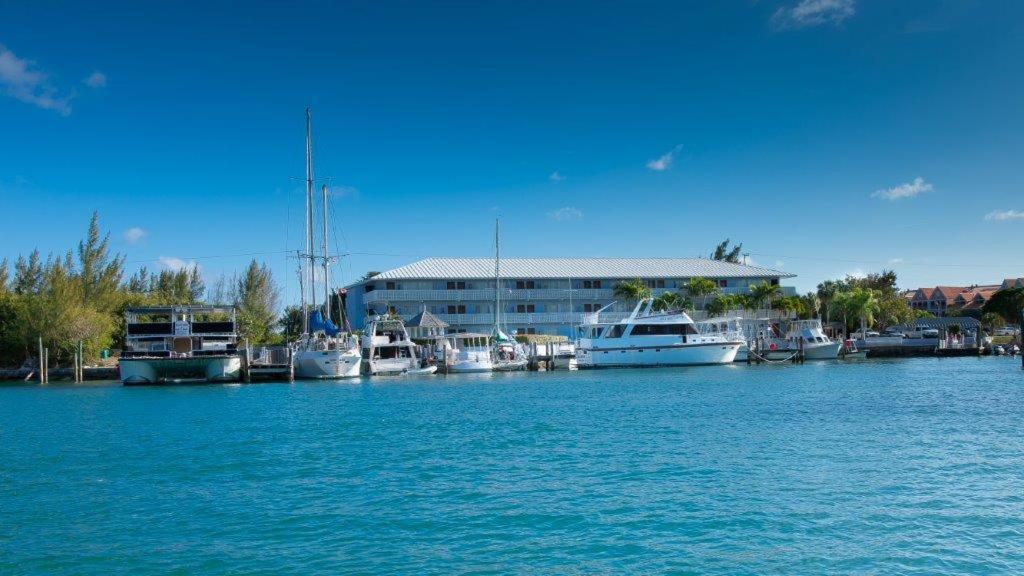 eine Gruppe von Booten liegt in einem Hafen vor Anker in der Unterkunft Flamingo Bay Hotel & Marina in Freeport