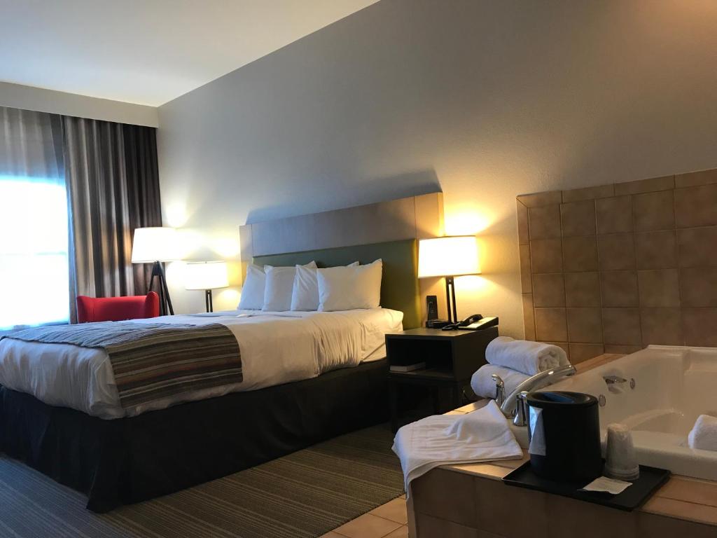 Country Inn & Suites by Radisson, Fond du Lac, WI - King Suite With Spa Bath