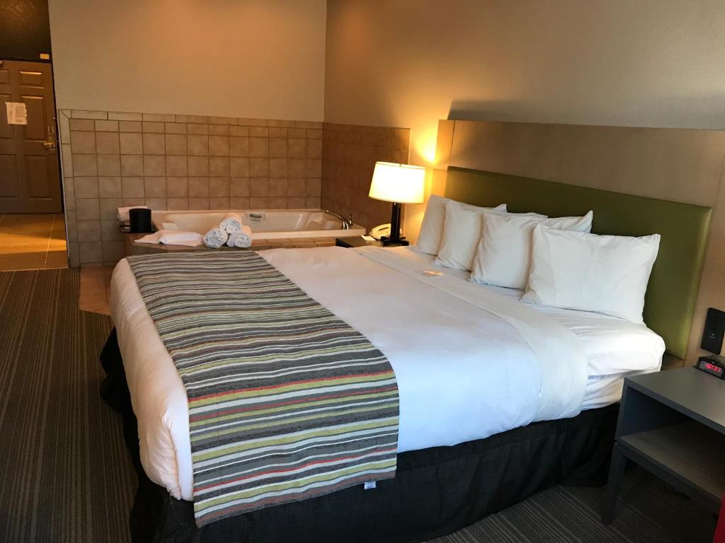 Country Inn & Suites by Radisson, Fond du Lac, WI - King Suite With Spa Bath - Disability Access