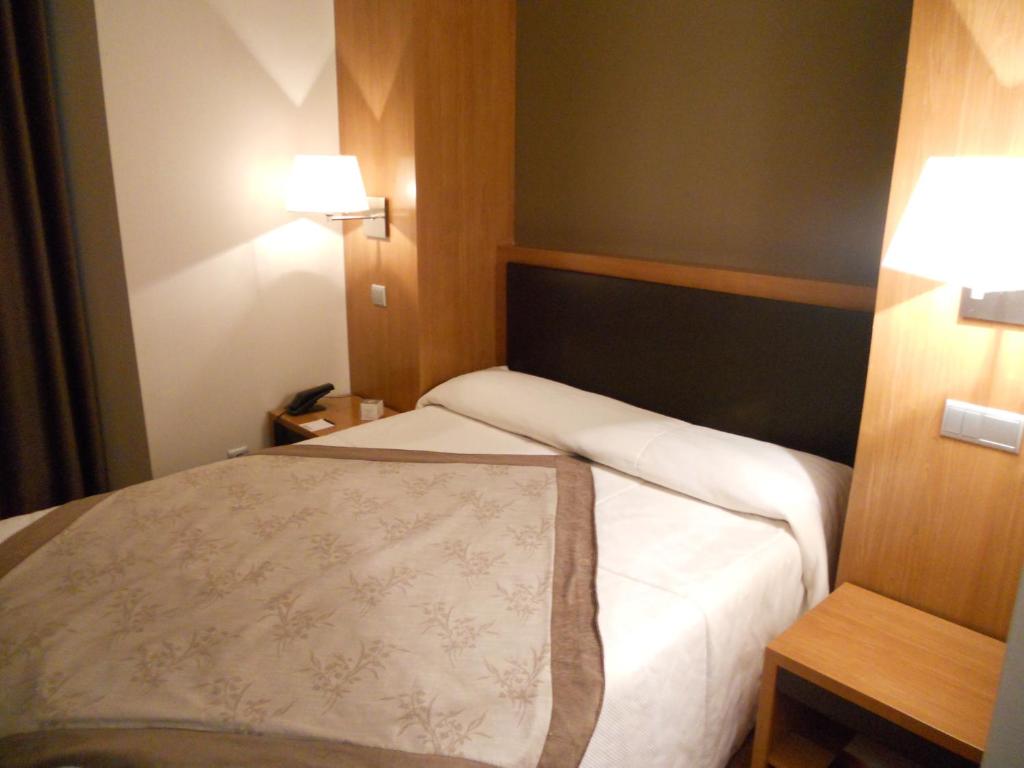 Postel nebo postele na pokoji v ubytování Alti Hôtel