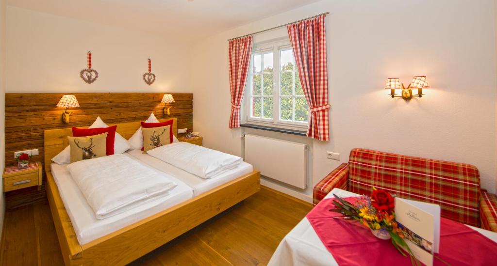 Postel nebo postele na pokoji v ubytování Hotel-Gasthof Adler
