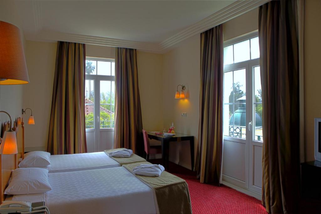 pokój hotelowy z łóżkiem i oknem w obiekcie Hotel Termas da Curia w mieście Curia