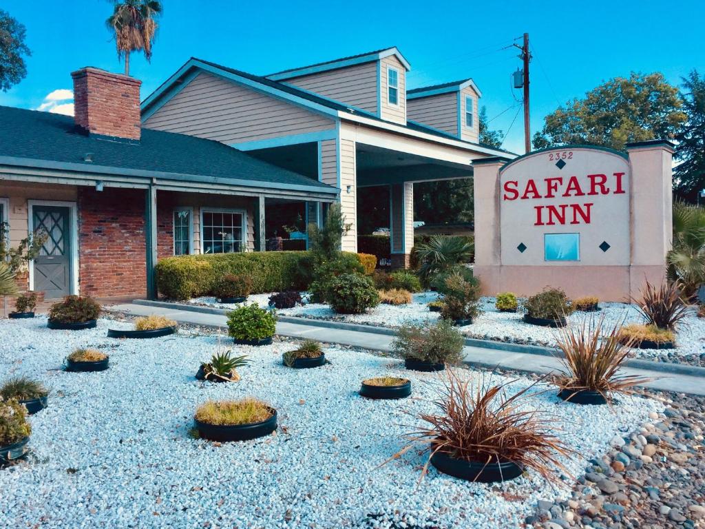 een gebouw met een bord waarop saari Inn staat bij Safari Inn - Chico in Chico