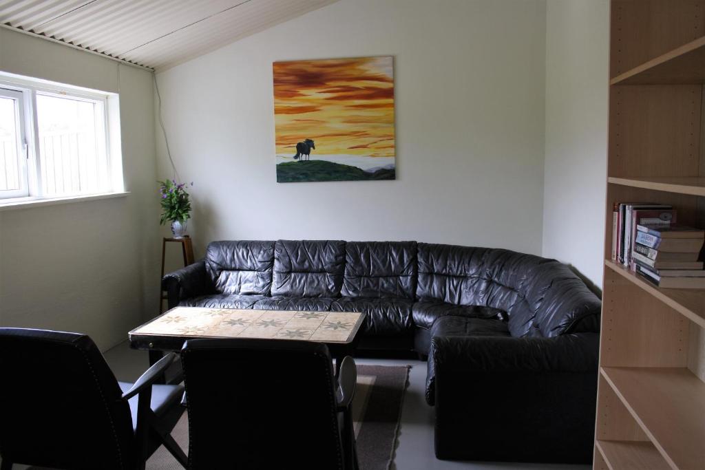 Posezení v ubytování Kaldbakur Guesthouse