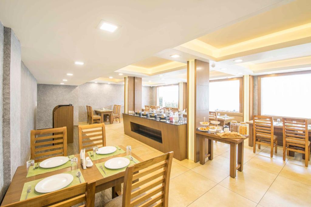 Restaurace v ubytování Sidra Pristine Hotel and Portico Halls