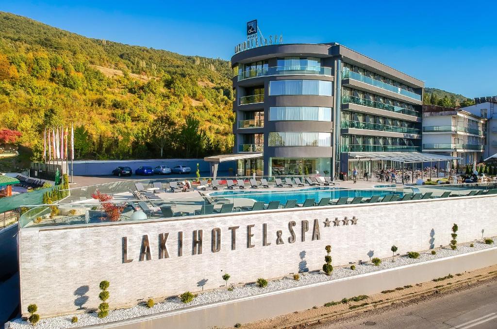 un hotel con piscina frente a un edificio en Laki Hotel & Spa, en Ohrid