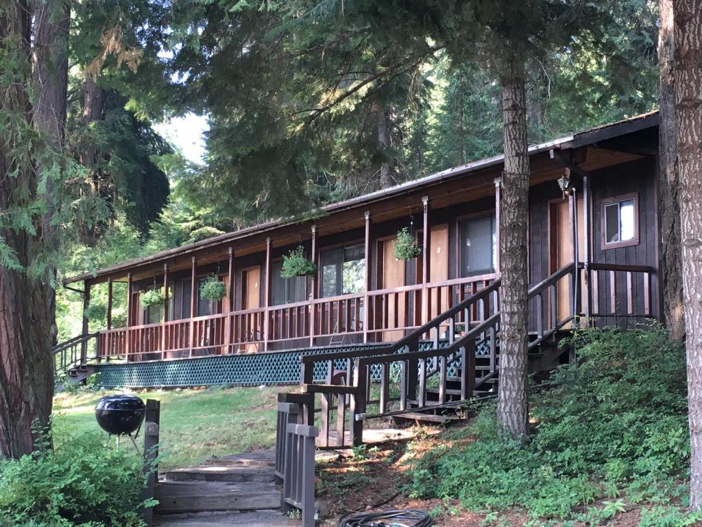 a log cabin in the woods with trees at Crater Lake Gateway-Rocky Point Resort in Klamath Falls