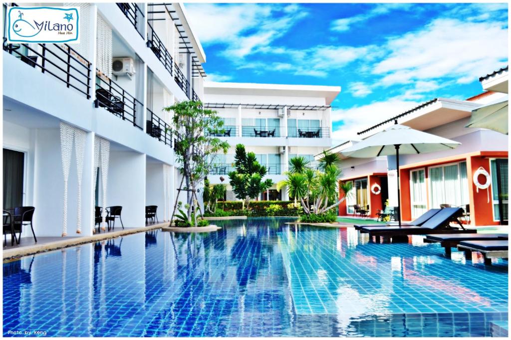 華欣的住宿－華欣米拉諾酒店，大楼前的游泳池