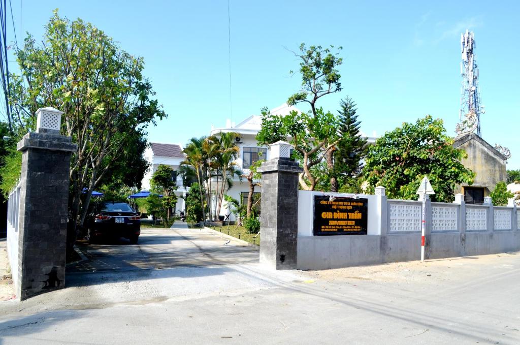 una recinzione con un cartello di fronte a un edificio di Tran Family Villas Boutique Hotel a Hoi An
