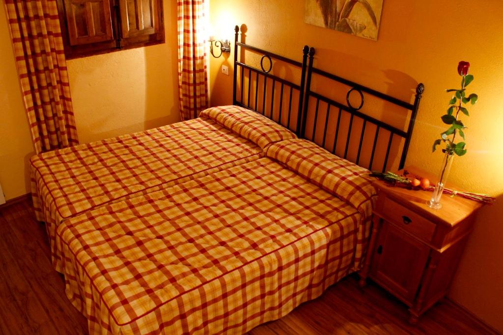Postel nebo postele na pokoji v ubytování Hostatgeria Sant Jaume