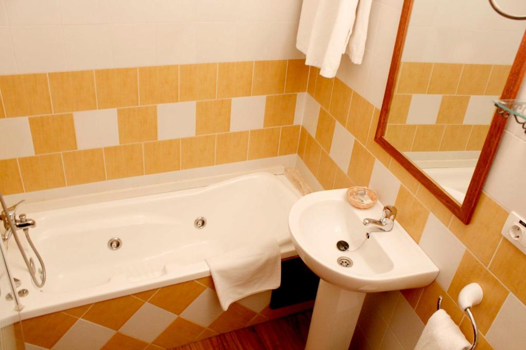 Koupelna v ubytování Hostatgeria Sant Jaume