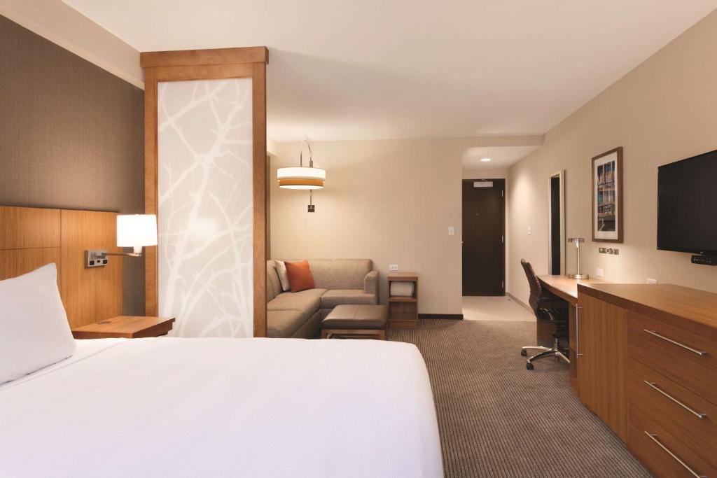 Hyatt Place Buffalo / Amherst, NY - King Room Met Bankbed - Hoge Vloer