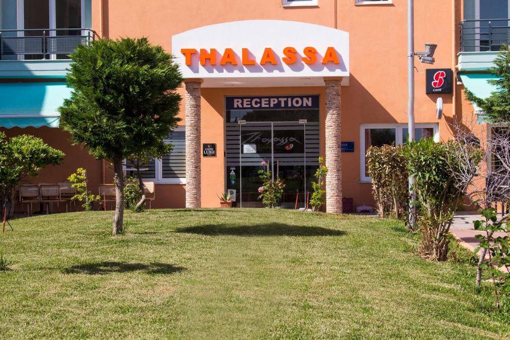 znak tłumaczenia na przedniej części budynku w obiekcie Thalassa Apart Hotel w Aleksandropolis