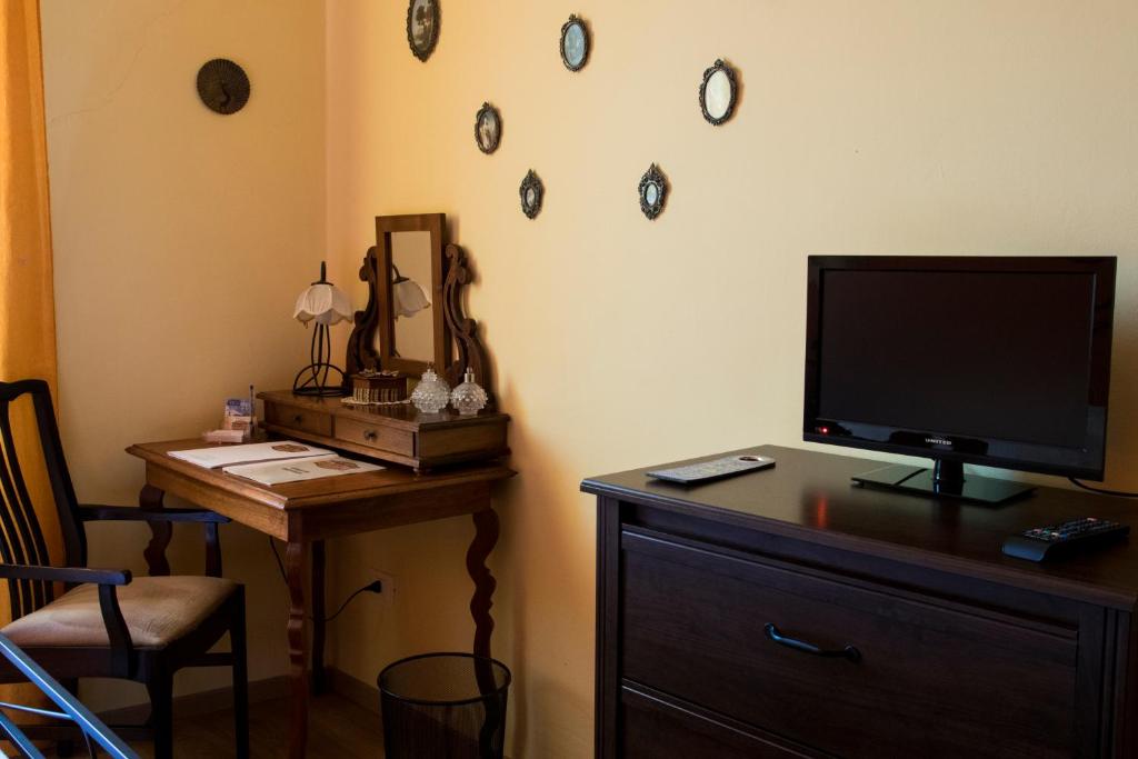 TV a/nebo společenská místnost v ubytování Le Vecchie Mura B & B