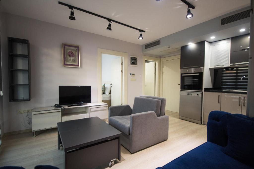 uma sala de estar com um sofá e uma televisão em EPS Suite em Istambul