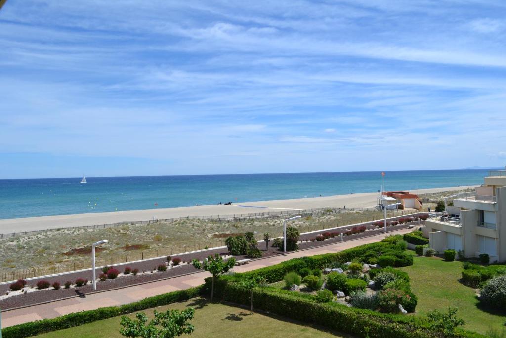 Elle offre une vue sur la plage, le bâtiment et l'océan. dans l'établissement Appartement Romantic Sea, au Barcarès