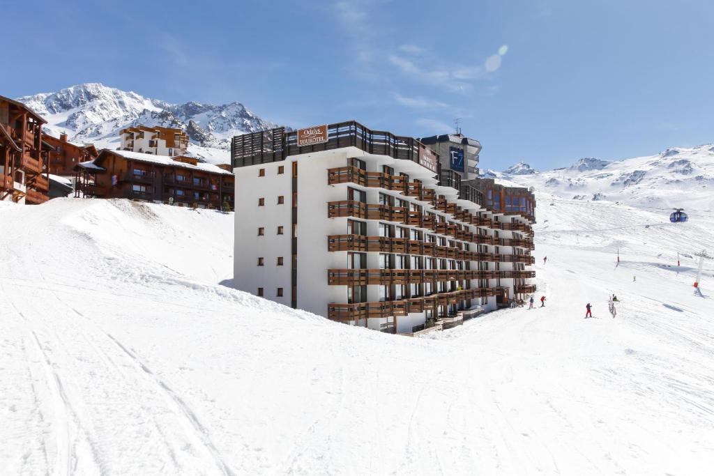 budynek na stoku narciarskim w śniegu w obiekcie Résidence Odalys Tourotel w Val Thorens