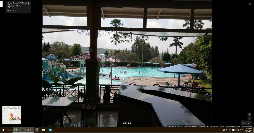 a view of a swimming pool with people in it at Villa Kota Bunga NA2 in Puncak