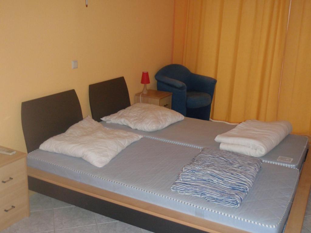 コロニア・デ・サン・ペレにあるSonne und Mehrの青い椅子付きの客室内のベッド2台