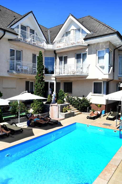 Bazén v ubytování Hotel Diana nebo v jeho okolí