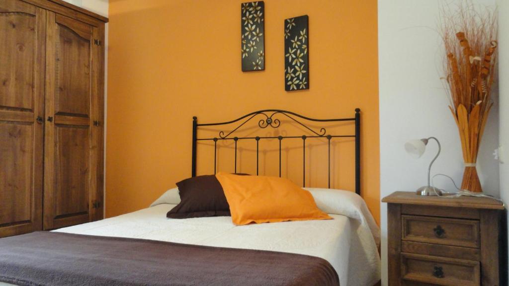 BonansaにあるApartamento Casa Farrasのオレンジ色の壁のベッドルーム1室