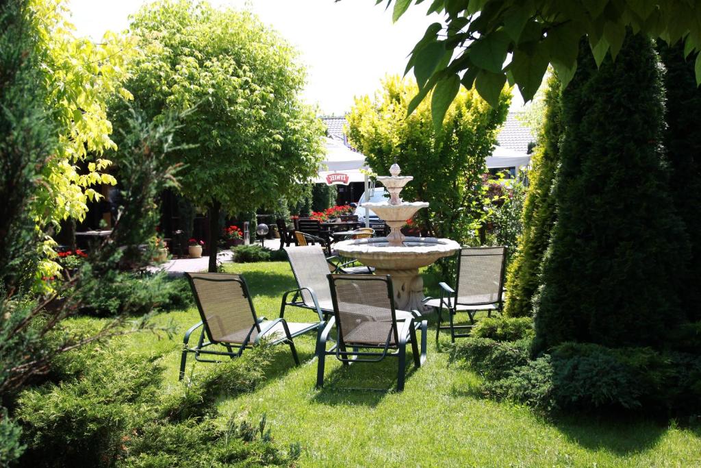 Vonkajšia záhrada v ubytovaní Eko Hotel Na Wierzynka & Park Pinokia