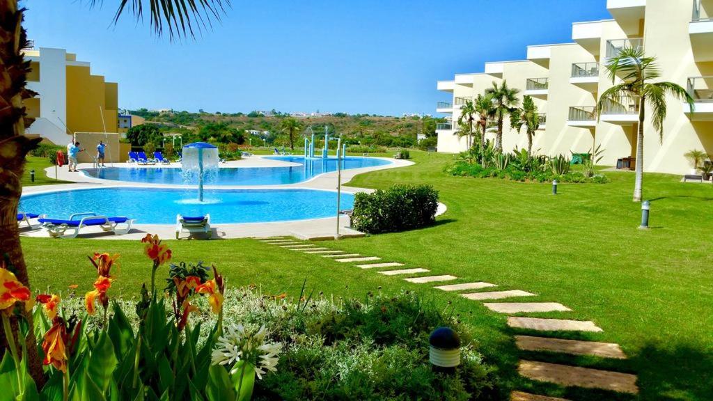 un complexe avec une grande piscine dans une cour dans l'établissement Albufeira Marina Gold, à Albufeira