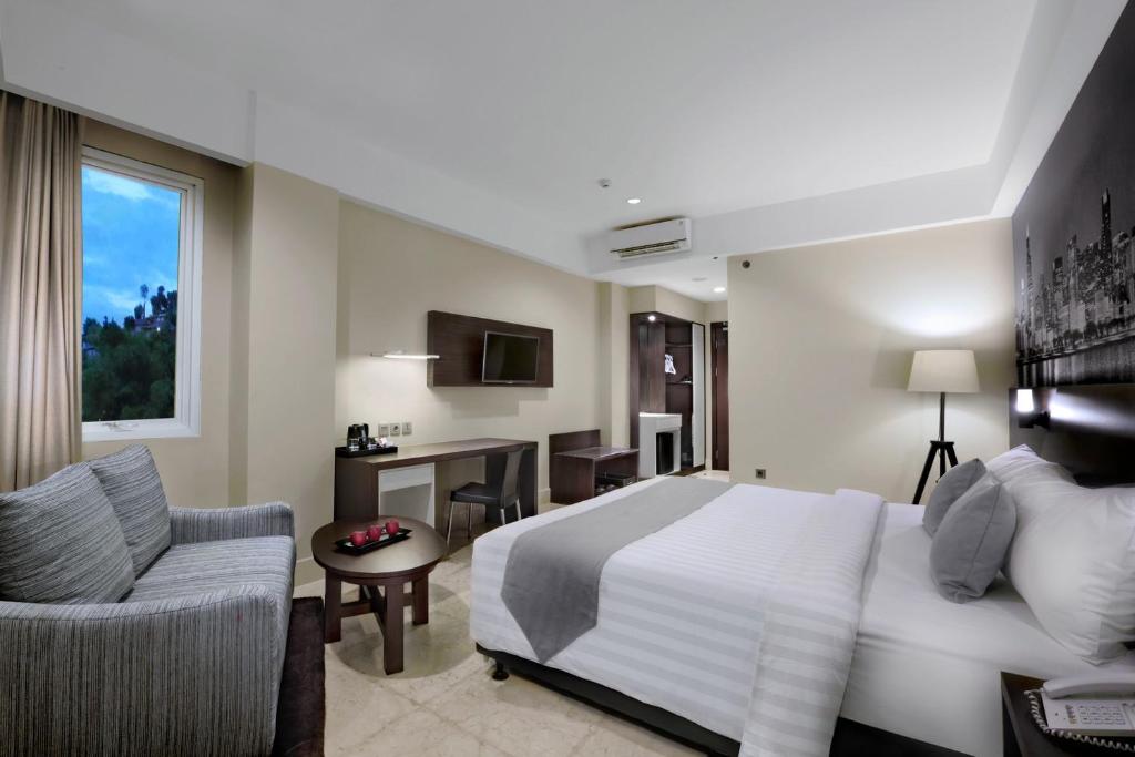 TV a/nebo společenská místnost v ubytování Hotel Neo+ Balikpapan by ASTON