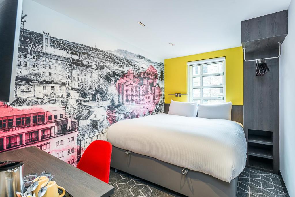 um quarto de hotel com uma cama e um mural de parede em KM Hotel em Edimburgo